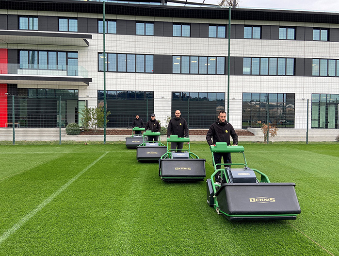 Scott Brooks, Grounds Manager at OGC Nice in France, believes that when it comes to battery-powered cylinder mowers, there is nothing that compares to the new Dennis ES-860.